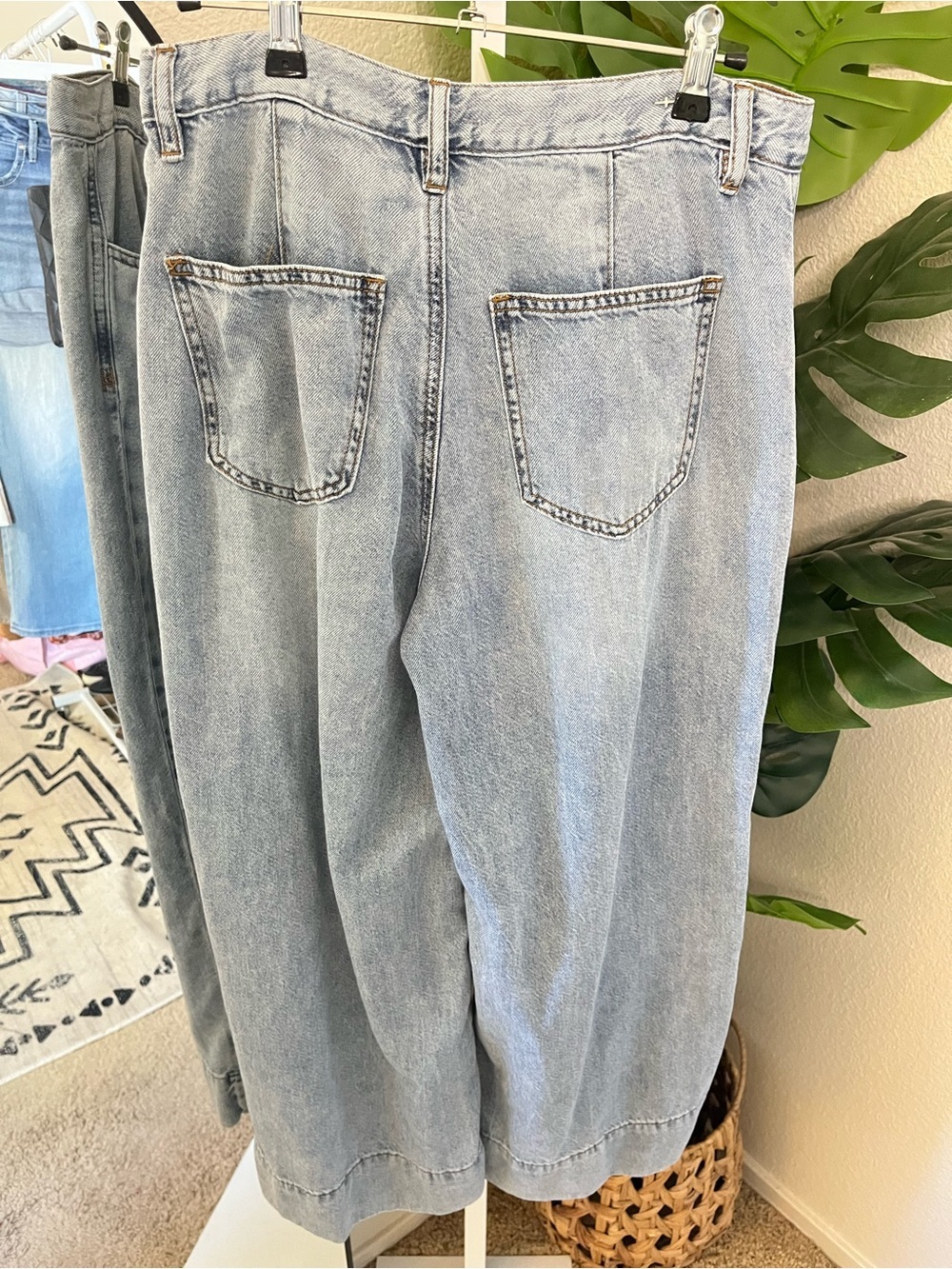 Habitual Pleated Wide Leg Crop Jeans Size 6 28 Light Wash Denim - Picture 9 of 9